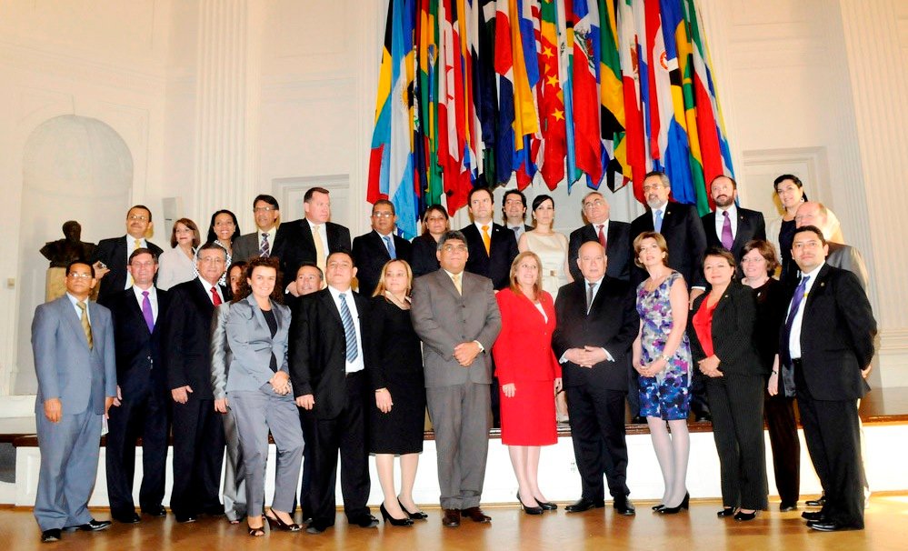 El Secretario General de la Organización de Estados Americanos (OEA), José Miguel Insulza, se reunió hoy con una delegación de organizaciones que representan a las micro, pequeñas y medianas empresas (MIPYME) de Centroamérica y la República Dominicana. En la foto figura el senador de Espaillat, José Rafael Vargas.